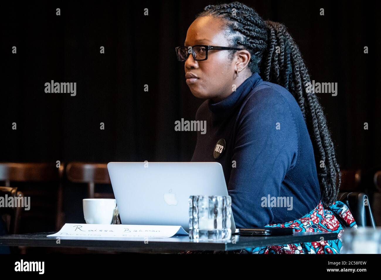 La Haye, pays-Bas. 1er juillet 2020. La Haye, 01-07-2020, des politiciens néerlandais en discussion avec Black Lives Matters (BLM) et Kick out Zwarte Piet (KOZP) dans le café Dudok de la Haye. Raissa Biekman. Nederlandse politici in gesprek met BLM en KOZP dans le café Dudok à la Haye. Crédit : Pro Shots/Alamy Live News Banque D'Images