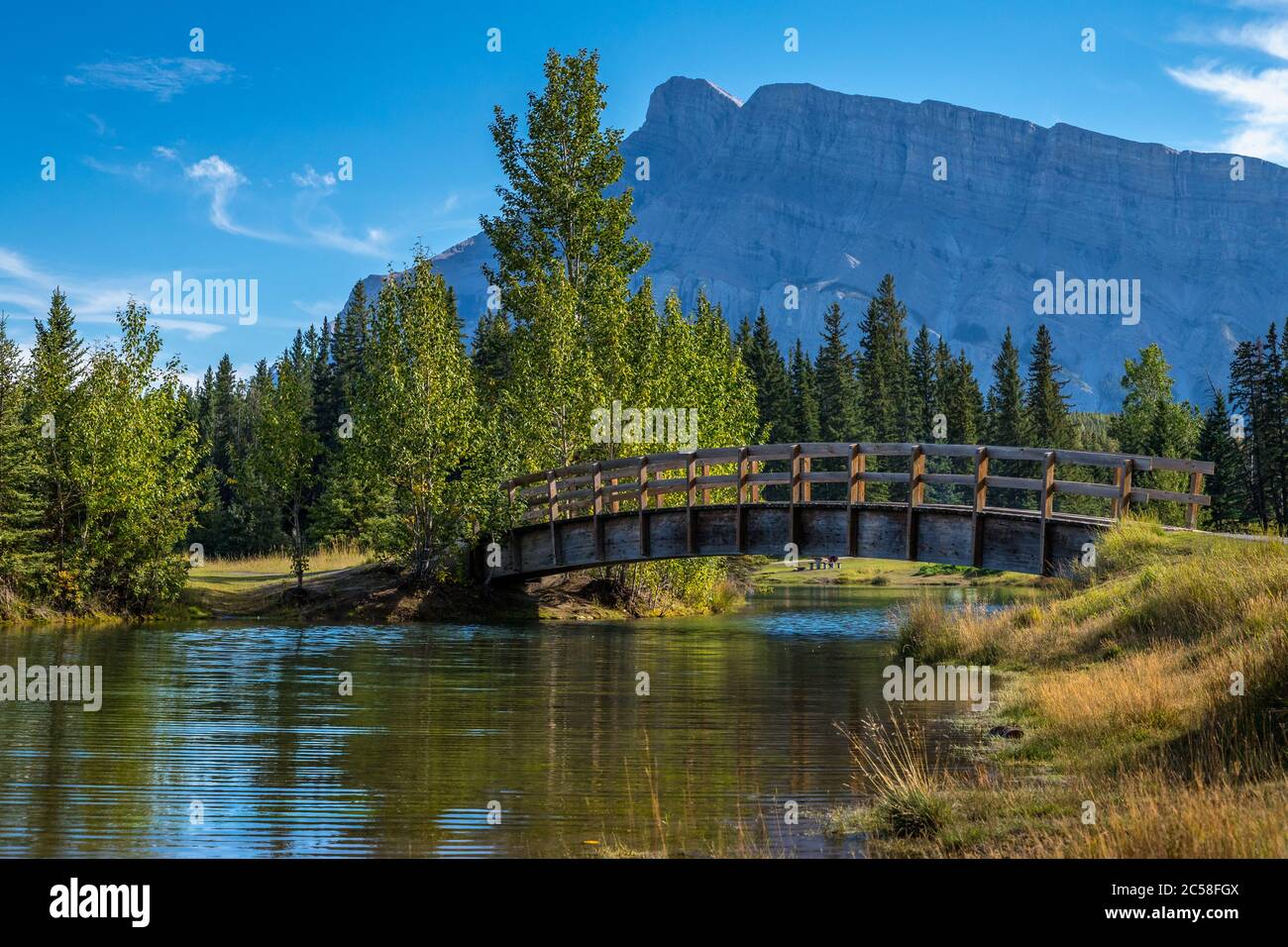 Magnifique pont en bois qui traverse les étangs de Cascade avec le mont Rundle en arrière-plan, parc national Banff, Alberta, Canada Banque D'Images