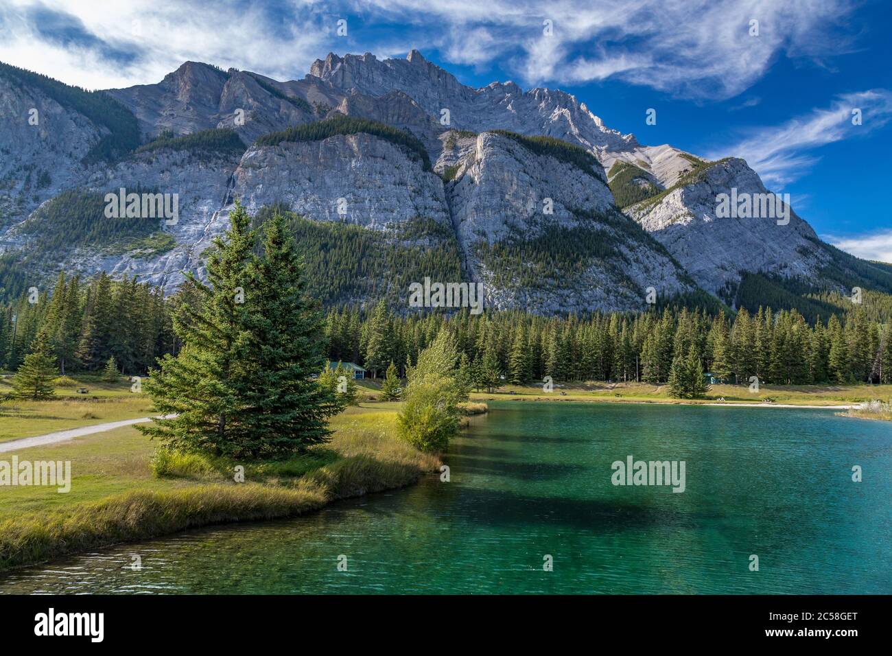 Vue à couper le souffle sur la montagne Cascade, qui surplombe les étangs de Cascade et les eaux turquoise, parc national Banff, Alberta, Canada Banque D'Images