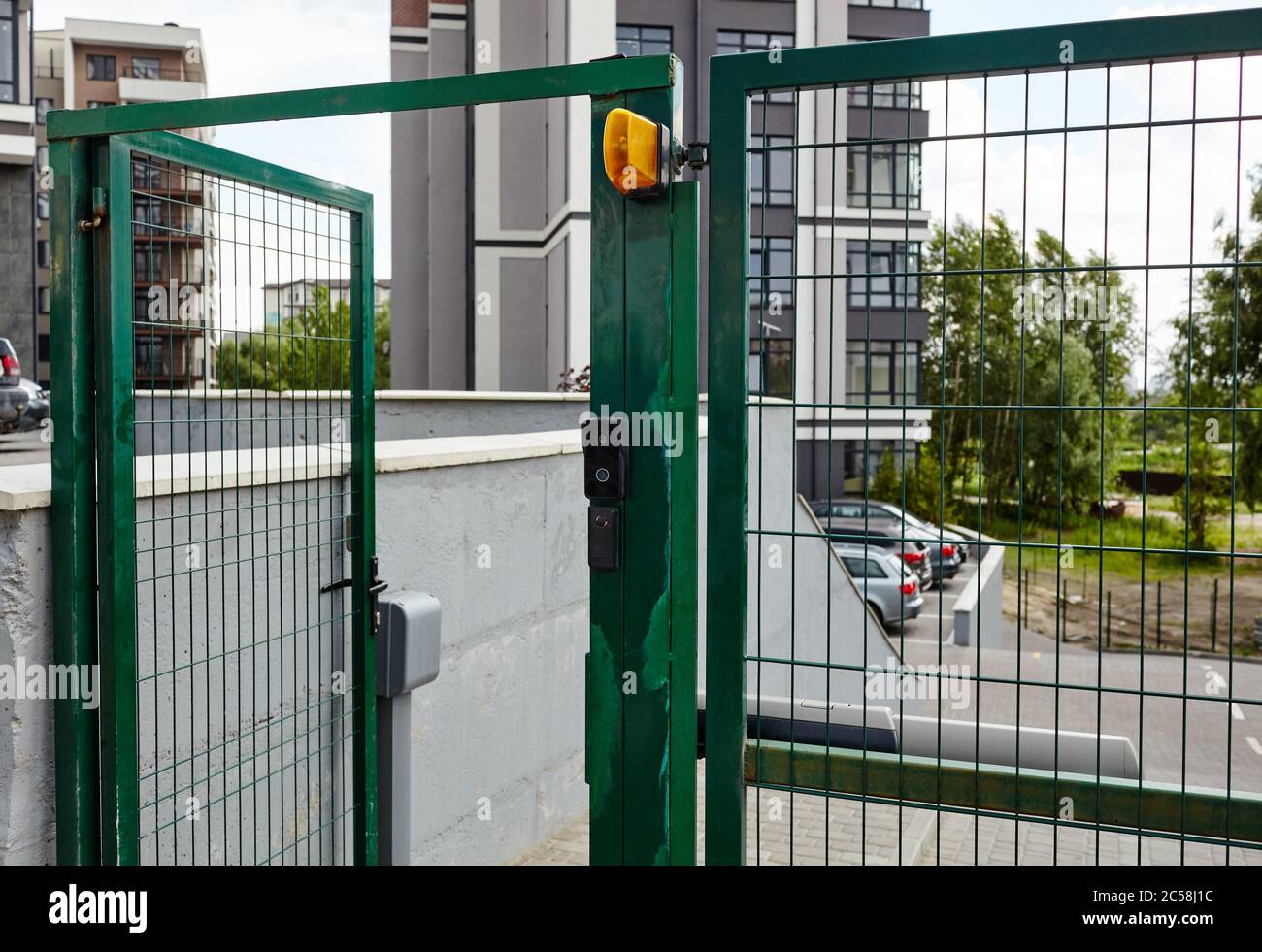 Porte avant de la cour. La télécommande pour ouvrir la porte de la porte pivotante par l'automatisation du moteur est un système de sécurité à domicile Banque D'Images