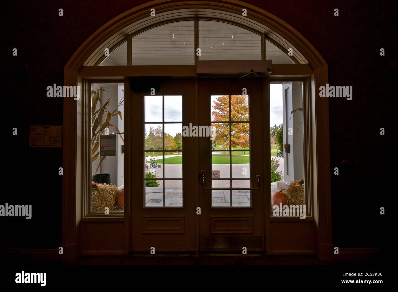 Silhouette de portes-fenêtres avec extérieur couleur feuille d'automne. Banque D'Images