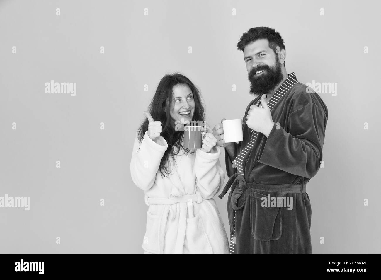 Vacances à partir d'ici. Homme et femme heureux ensemble. Traditions familiales. Couple dans des peignoirs confortables profiter du week-end paresseux. Boire du café. Spa et détente. Service de petit-déjeuner de l'hôtel. Le café est notre tradition. Banque D'Images