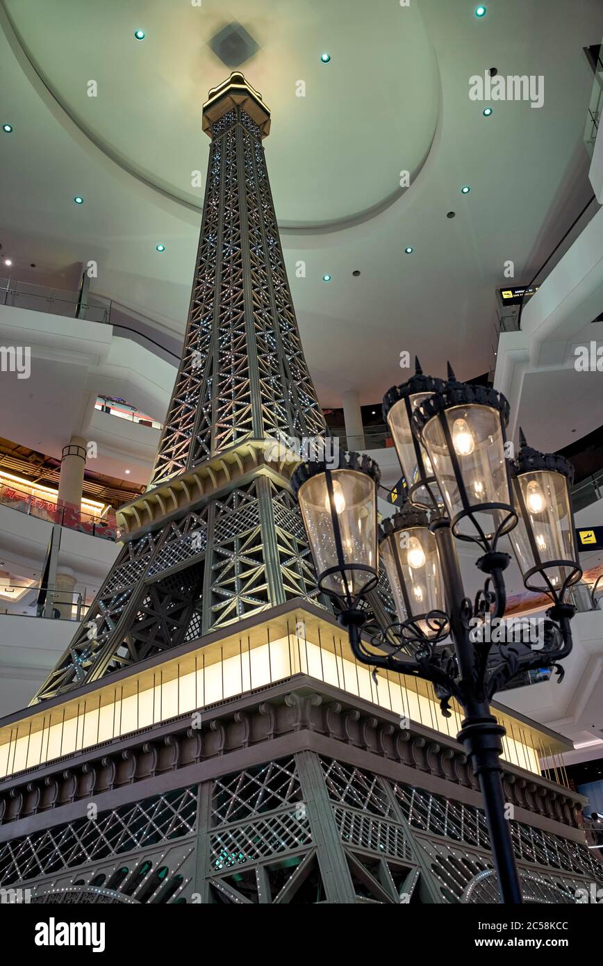 Intérieur du centre commercial. Réplique de la tour Eiffel dans le centre commercial à thème terminal 21, Pattaya, Thaïlande, Asie Banque D'Images