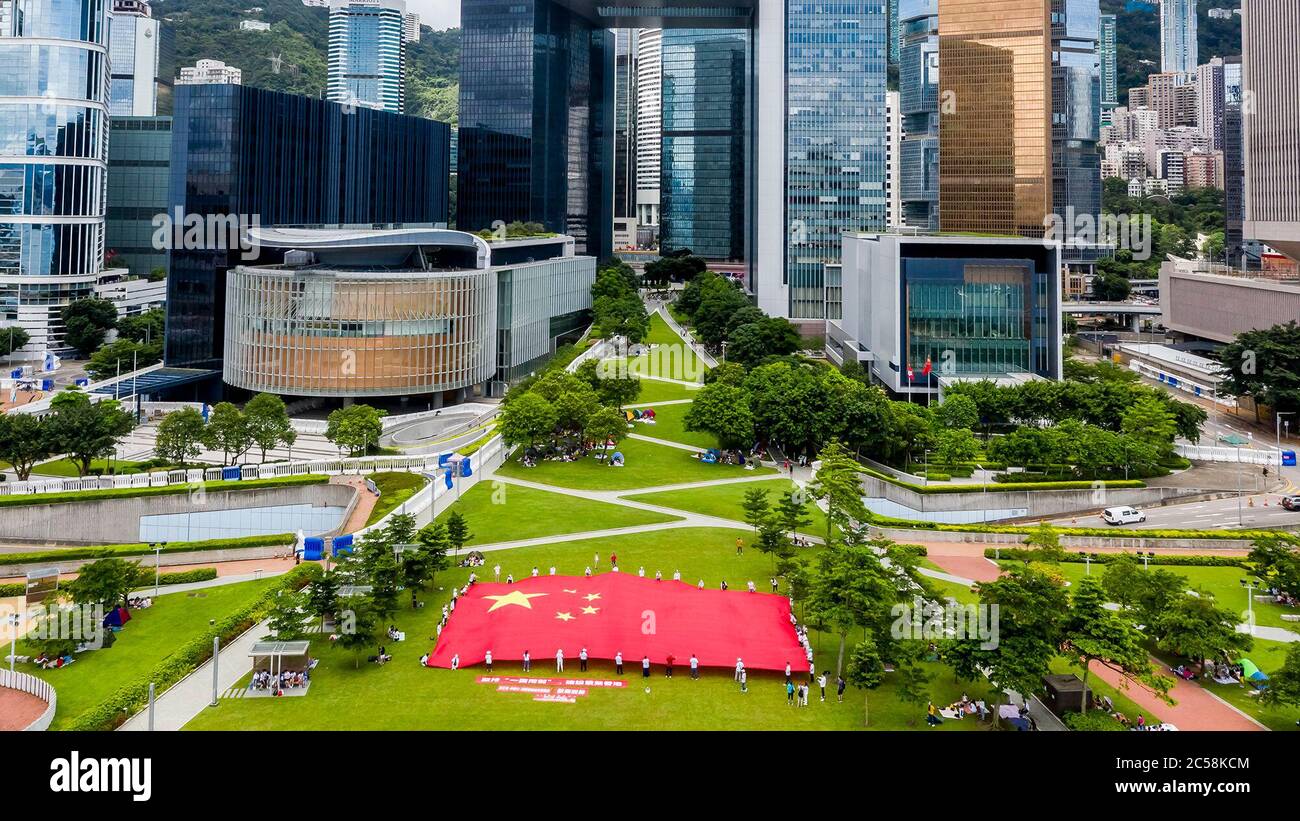 Pékin, Chine. 1er juillet 2020. La photo aérienne prise le 25 juin 2020 montre des citoyens affichant le drapeau national de la Chine dans le parc Tamar à Hong Kong, dans le sud de la Chine. POUR ALLER AVEC LES TITRES DE XINHUA DU 1er JUILLET 2020 crédit: Xinhua/Alay Live News Banque D'Images