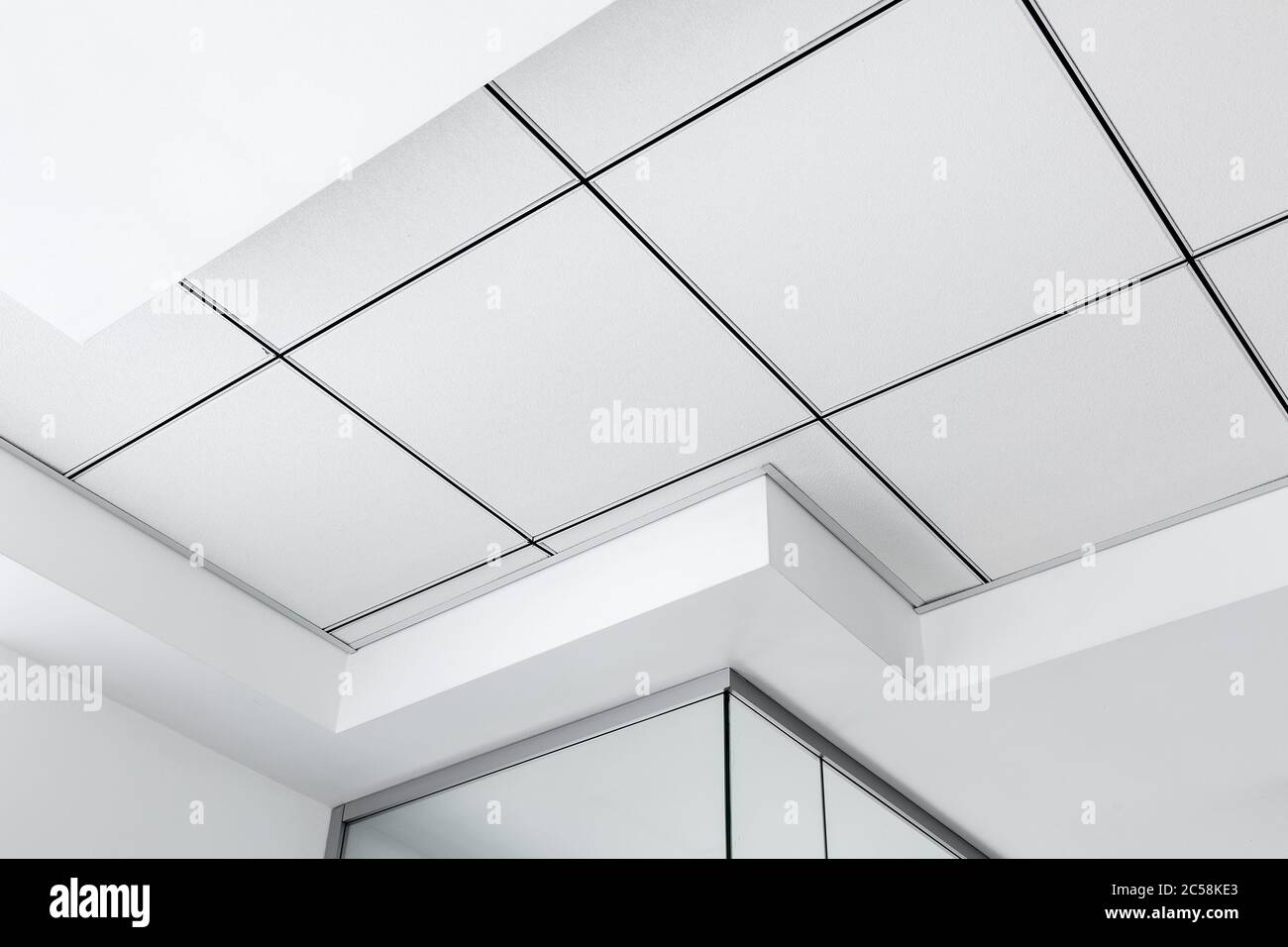 plafond à plusieurs niveaux avec protubérances tridimensionnelles et plafond  en céramique suspendu de couleur blanche, détails géométriques rapprochés  Photo Stock - Alamy