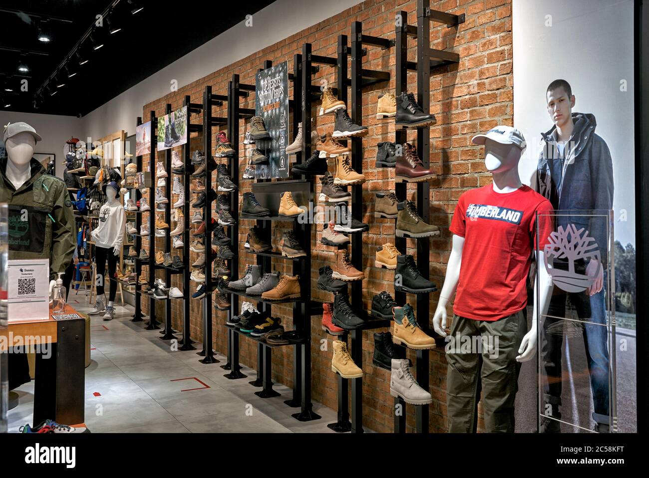Intérieur de magasin Timberland. Vêtements et chaussures pour hommes.  Boutique spécialisée en plein air Photo Stock - Alamy