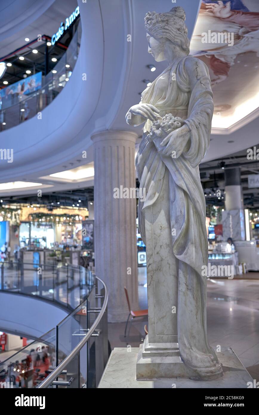 Borne 21 intérieure. Statue romaine sur l'étage italien du centre commercial à thème terminal 21, Pattaya, Thaïlande Banque D'Images