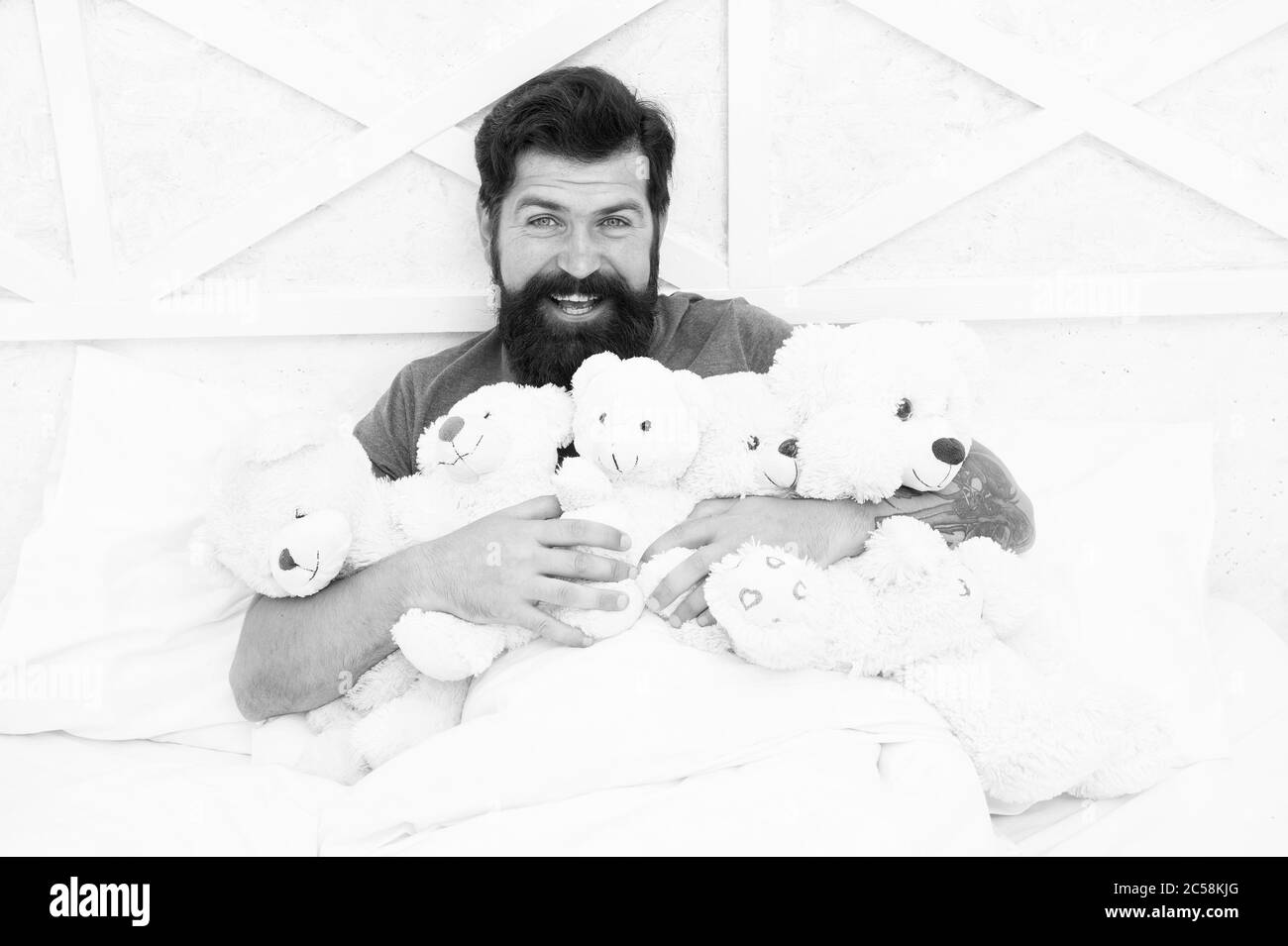 De retour dans l'enfance. Joyeux anniversaire. Homme avec barbe heureux visage tenir des jouets cadeaux. Boutique de jouets. Baccalauréat. Habitudes Puériles. Ours en peluche. Achats en ligne. Jouets pour adultes. Détendez-vous dans la chambre. Banque D'Images