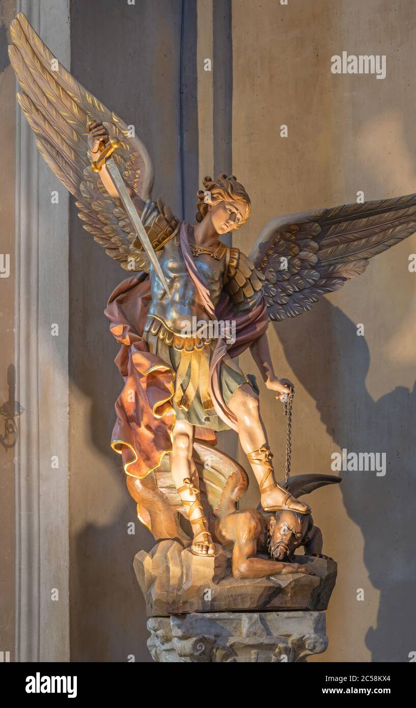 RAVENNA, ITALIE - 29 JANVIER 2020 : statue en polychrome sculpté de l'archange Michael dans l'église Chiesa di Santa Maria à Porto. Banque D'Images