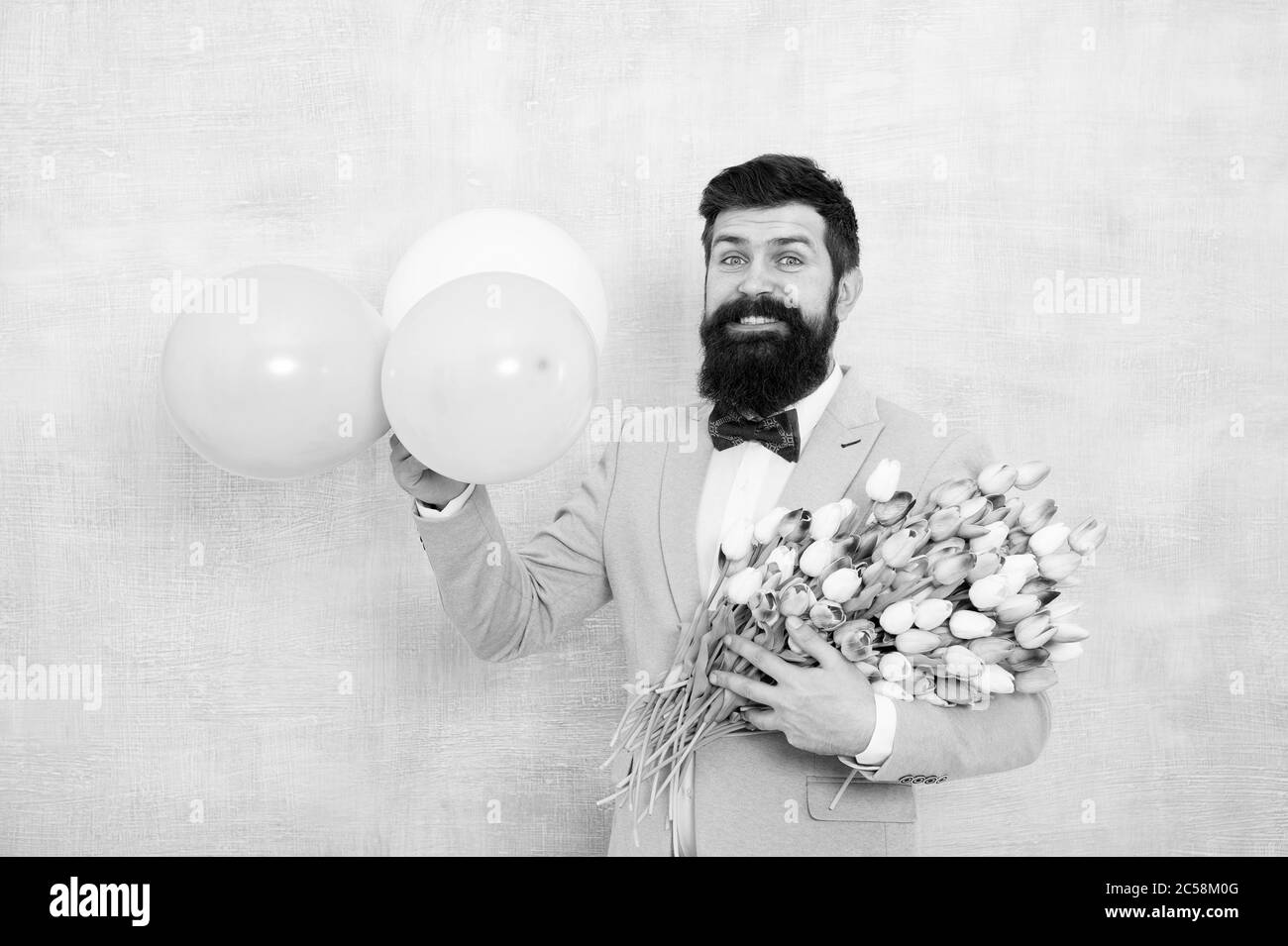 Homme Barbu Avec Tulipes Guy Avec Ballons D Air Fete D Anniversaire Hipster Homme Barbu Avec Bouquet De Fleurs Journee Pour Femme Fete Du Printemps Idees De Proposition Romantique Surprise De Fete Present Pour