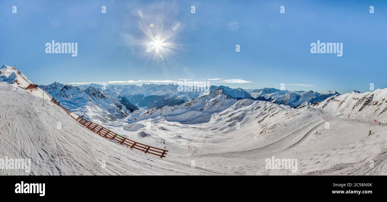 Panorama de la région de ski de Montafon en Autriche avec ciel bleu Banque D'Images