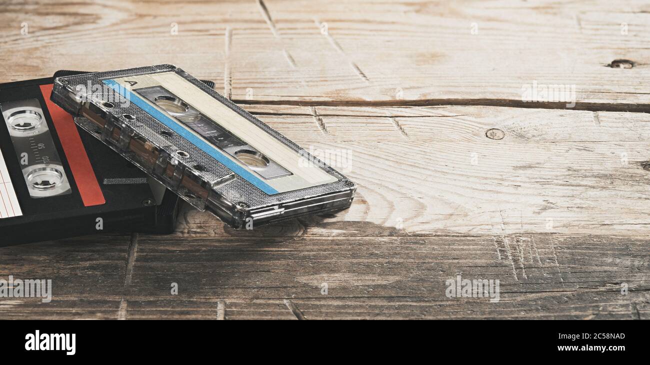 Deux anciennes cassettes audio sur fond de bois Banque D'Images