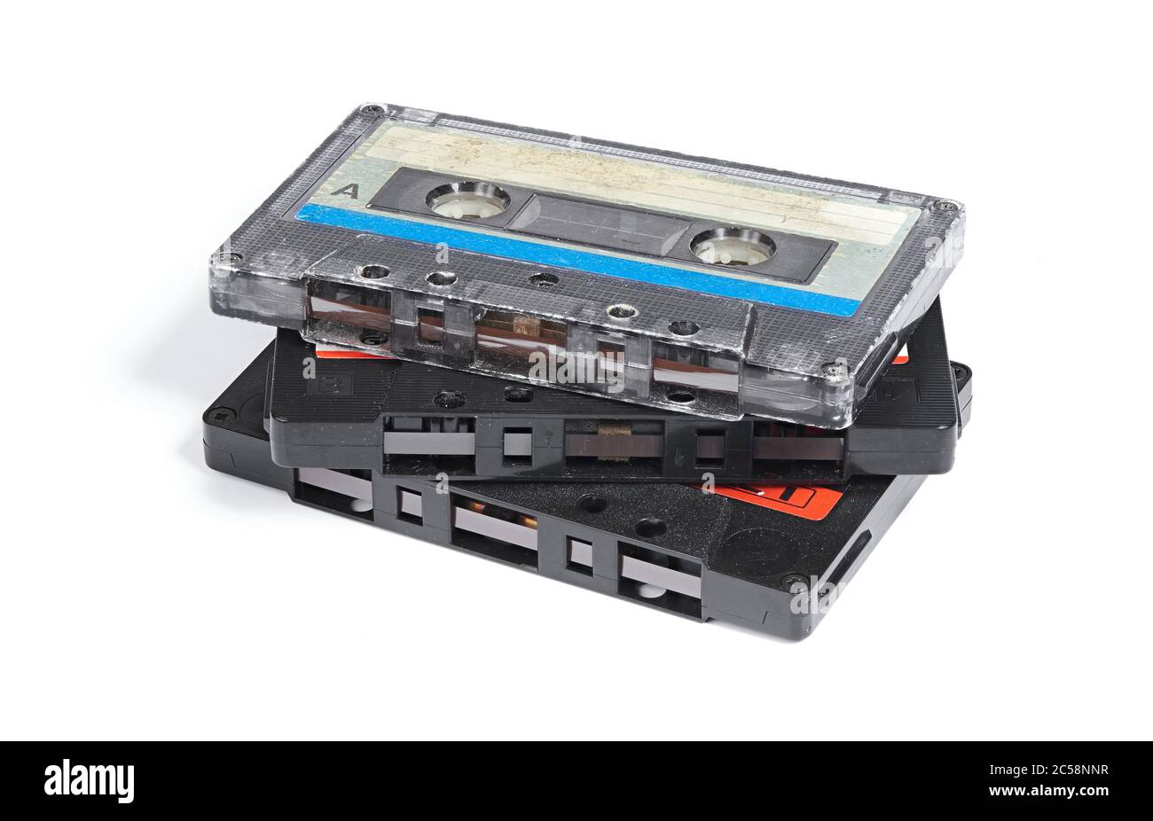 Trois anciennes cassettes audio pour l'enregistrement magnétique isolées sur fond blanc Banque D'Images