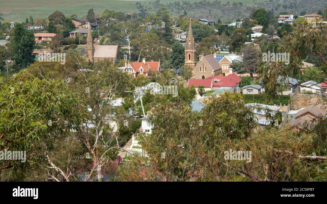 Vue sur les oiseaux ville et deux églises région des montagnes de Cooma Snowy en Nouvelle-Galles du Sud Australie Banque D'Images