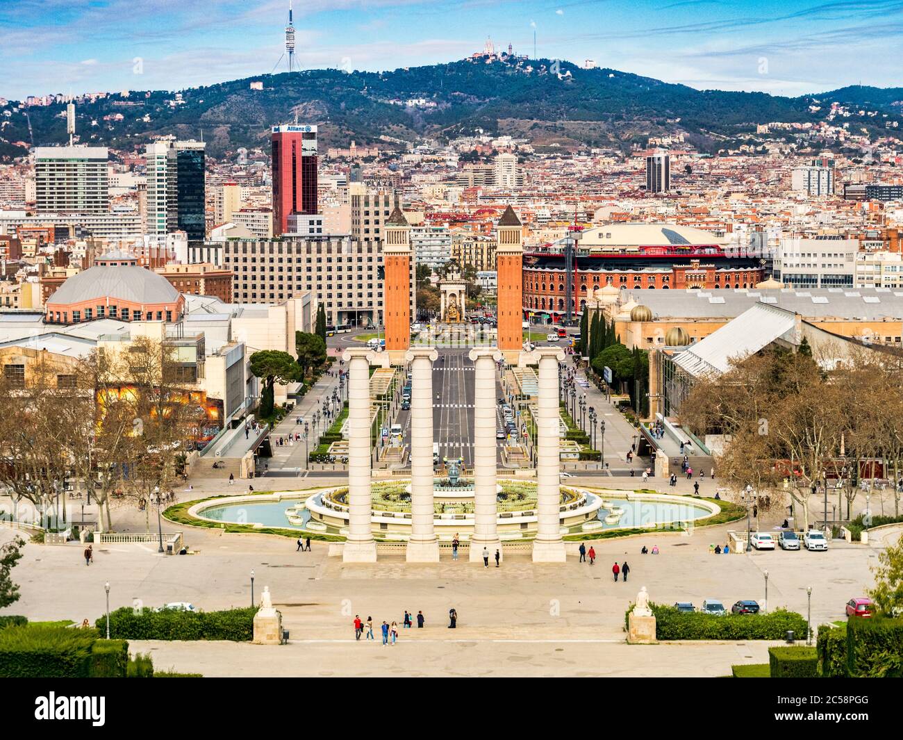 4 mars 2020: Barcelone, Espagne - vue de Barcelone depuis le Musée national d'Art de Catalogne vers la Plaça d'Espanya et le Mont Tibidabo. Banque D'Images