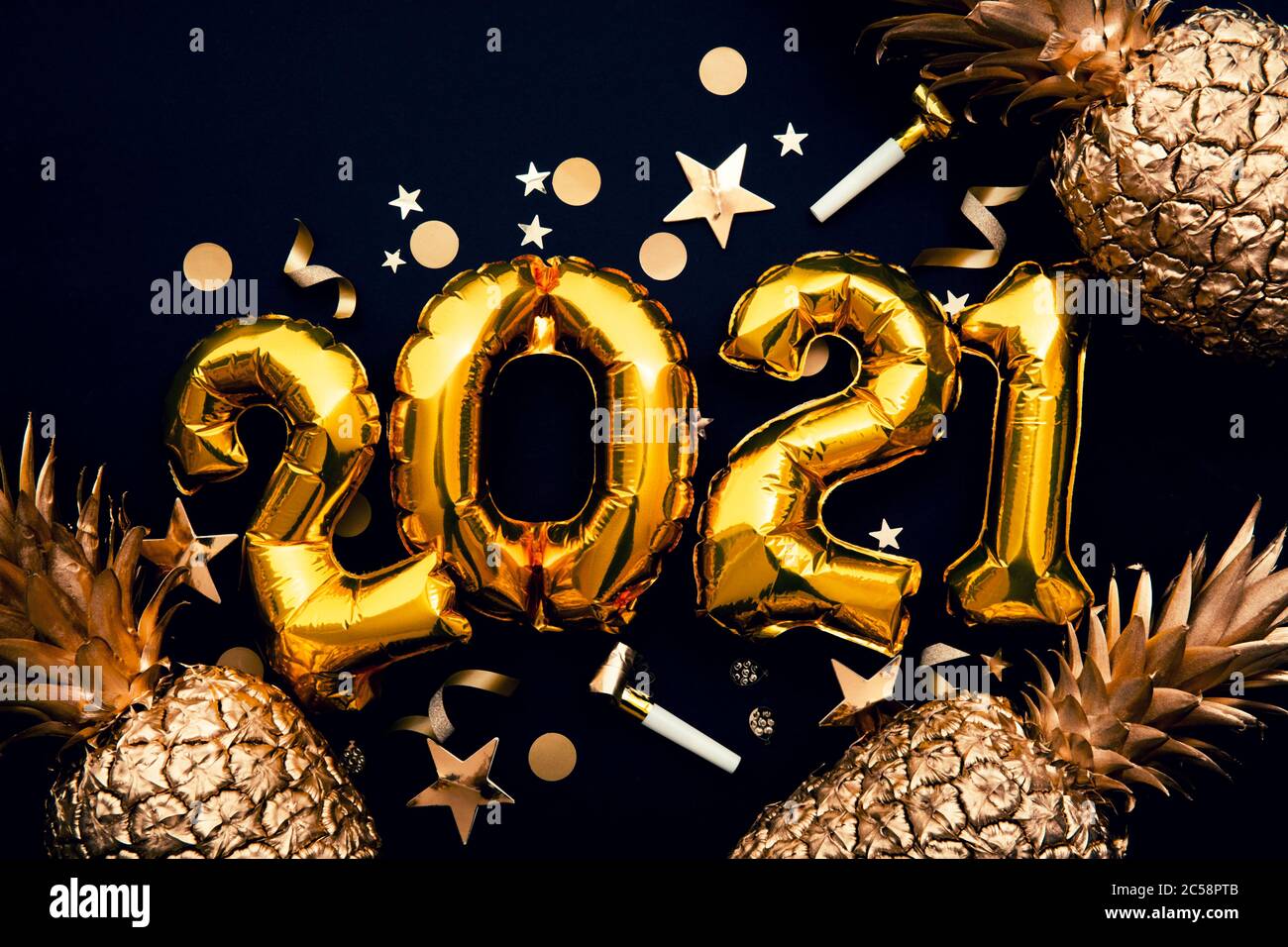 Bon nouvel an 2021 or ballon et jaune ananas célébration fond Banque D'Images