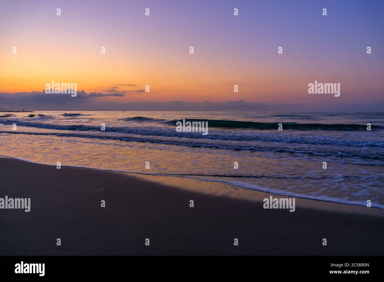 Lever du soleil sur une plage à Benicassim, Costa azahar, Espagne Banque D'Images