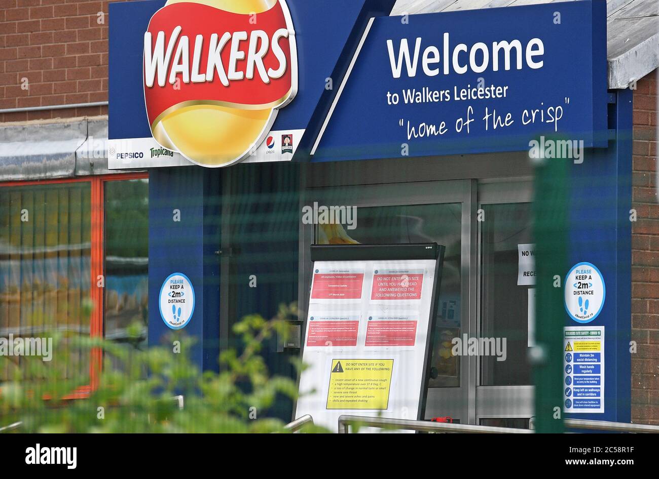L'usine Walkers Crisp de Leicester après que la compagnie a confirmé qu'il y a eu 28 cas positifs de Covid-19 sur le site. Banque D'Images