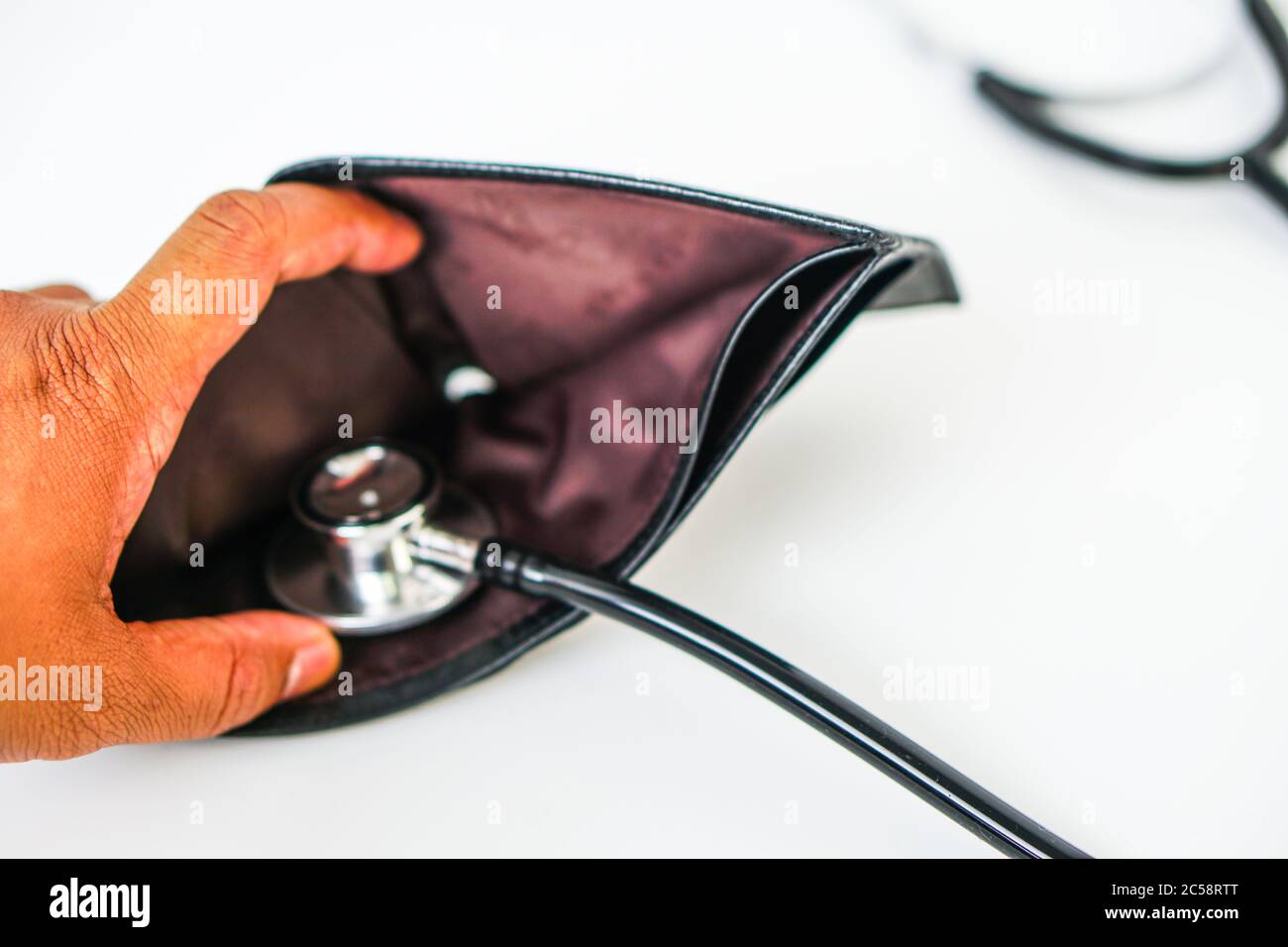 Diagnostiquer la situation financière avec un stéthoscope et un portefeuille de trésorerie Banque D'Images