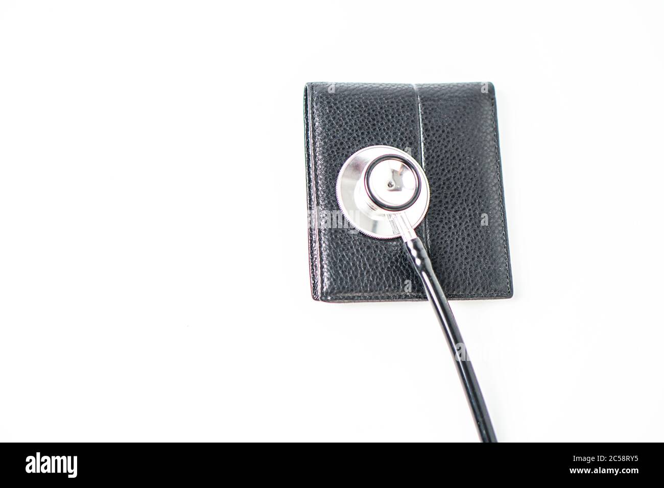 Diagnostiquer la situation financière avec un stéthoscope et un portefeuille de trésorerie Banque D'Images