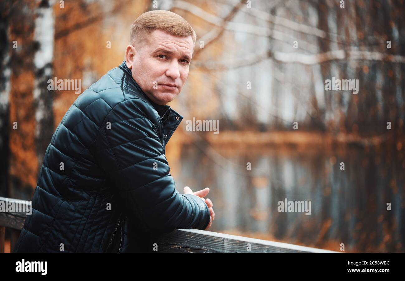 homme de 40 ans dans le parc d'automne. Portrait en extérieur Banque D'Images
