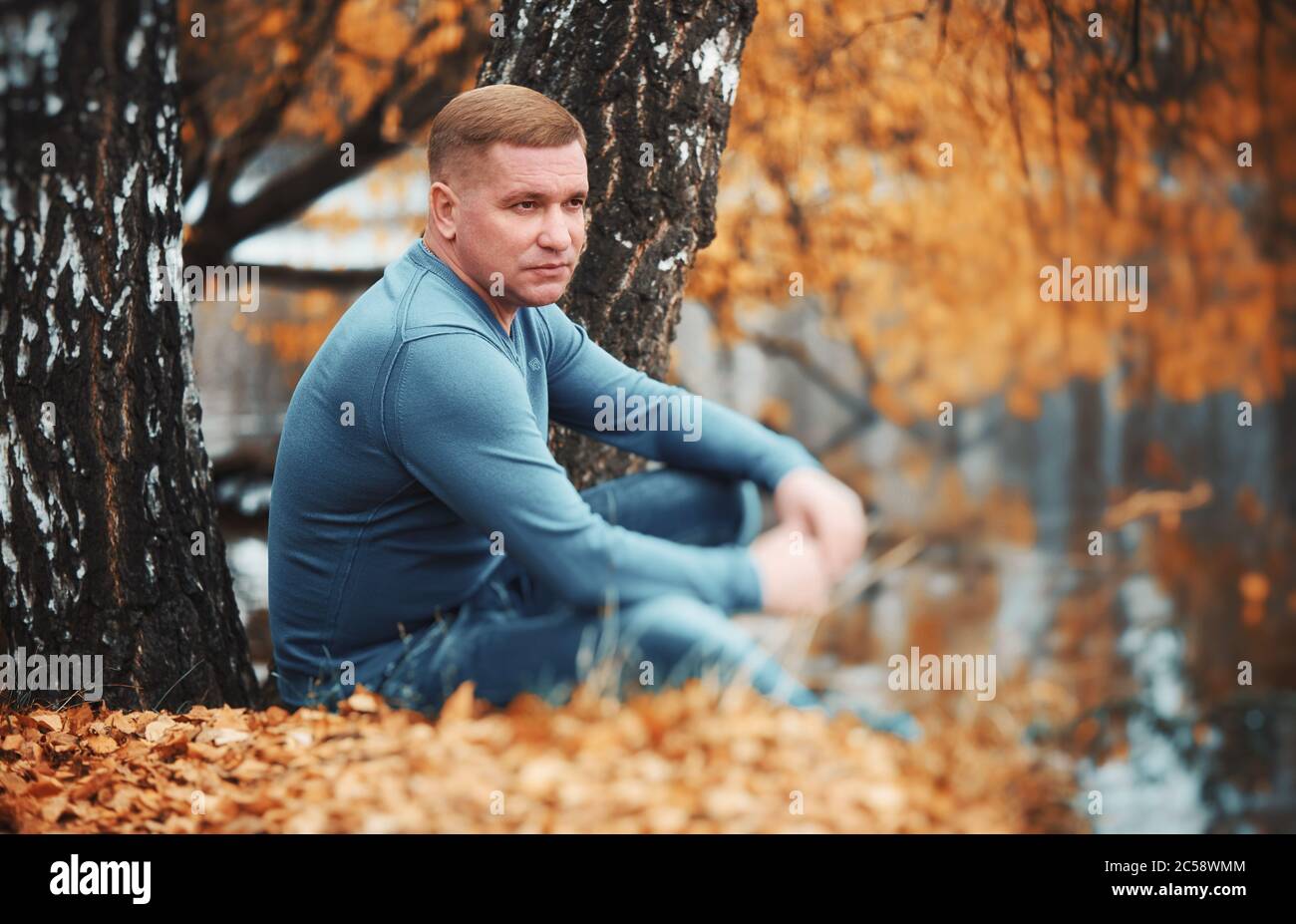 homme de 40 ans dans le parc d'automne. Portrait en extérieur Banque D'Images