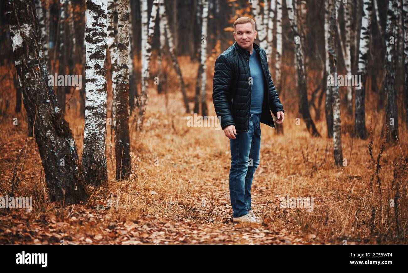 homme de 40 ans dans le parc d'automne. Portrait en extérieur Banque D'Images