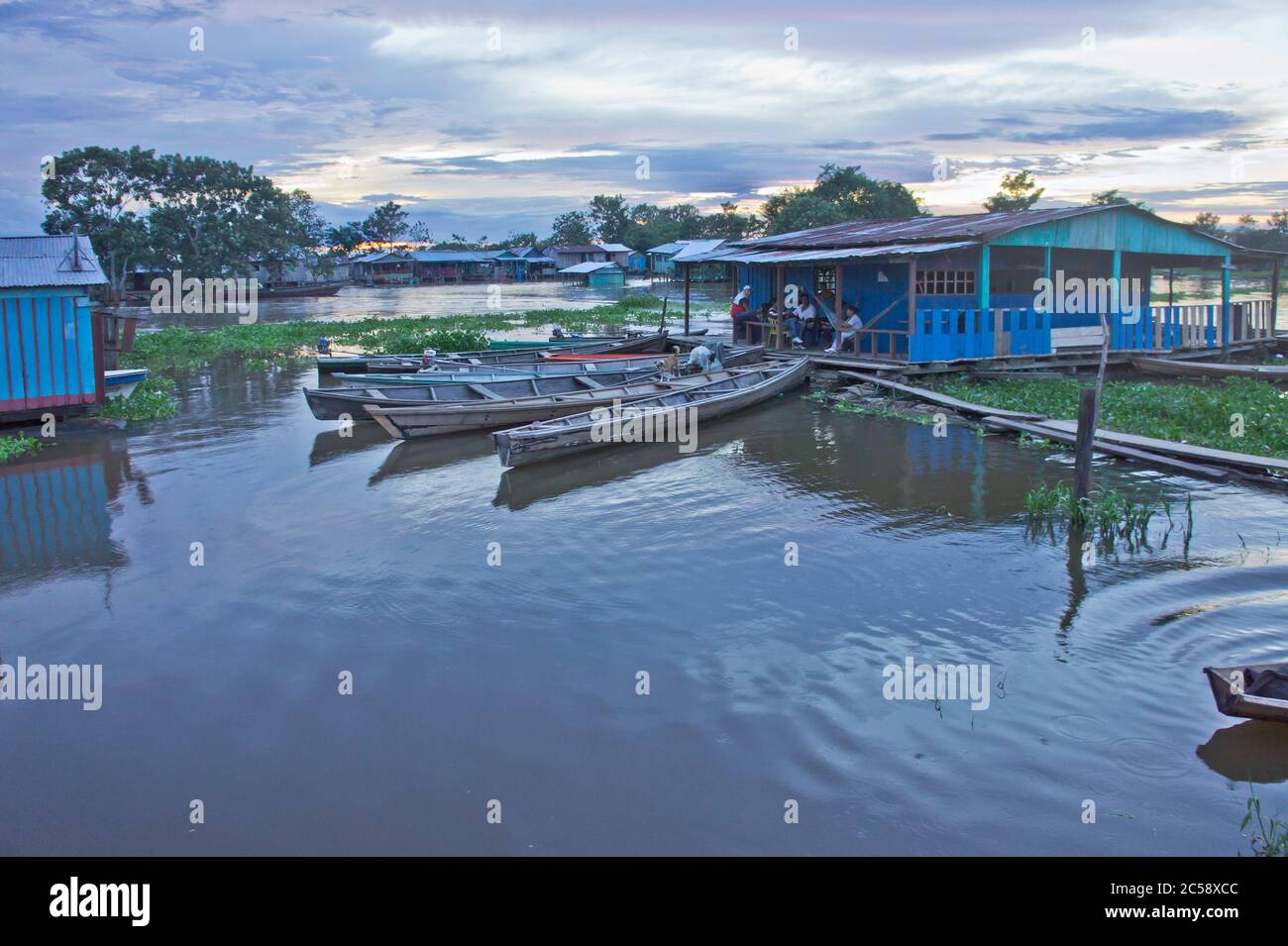 Petits bateaux de pêche dans la petite ville du bassin de l'Amazone, Colombie, Leticia Banque D'Images
