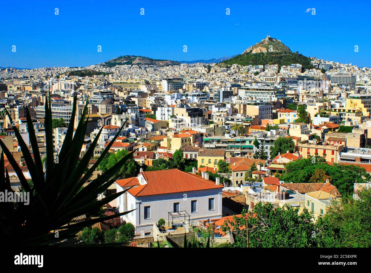 Grèce, Athènes, juin 16 2020 - Athènes vue sur la ville depuis la région d'Anafiotika dans le quartier de Plaka avec la colline de Lycabetus en arrière-plan. Banque D'Images