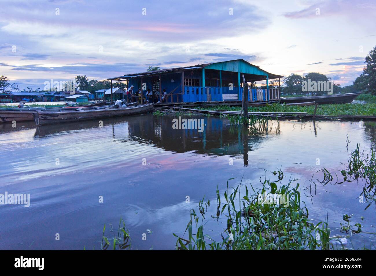 Petits bateaux de pêche dans la petite ville du bassin de l'Amazone, Colombie, Leticia Banque D'Images