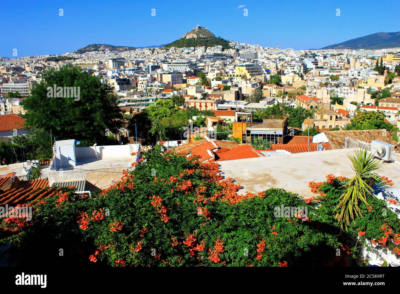 Grèce, Athènes, juin 16 2020 - Athènes vue sur la ville depuis la région d'Anafiotika dans le quartier de Plaka avec la colline de Lycabetus en arrière-plan. Banque D'Images