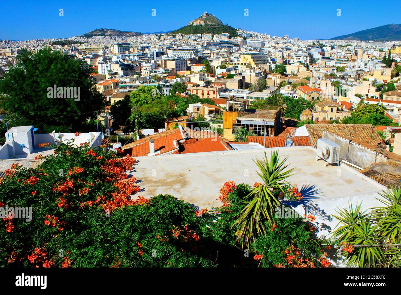 Grèce, Athènes, juin 16 2020 - Athènes vue sur la ville depuis la région d'Anafiotika dans le quartier de Plaka avec la colline de Lycabetus en arrière-plan. Banque D'Images