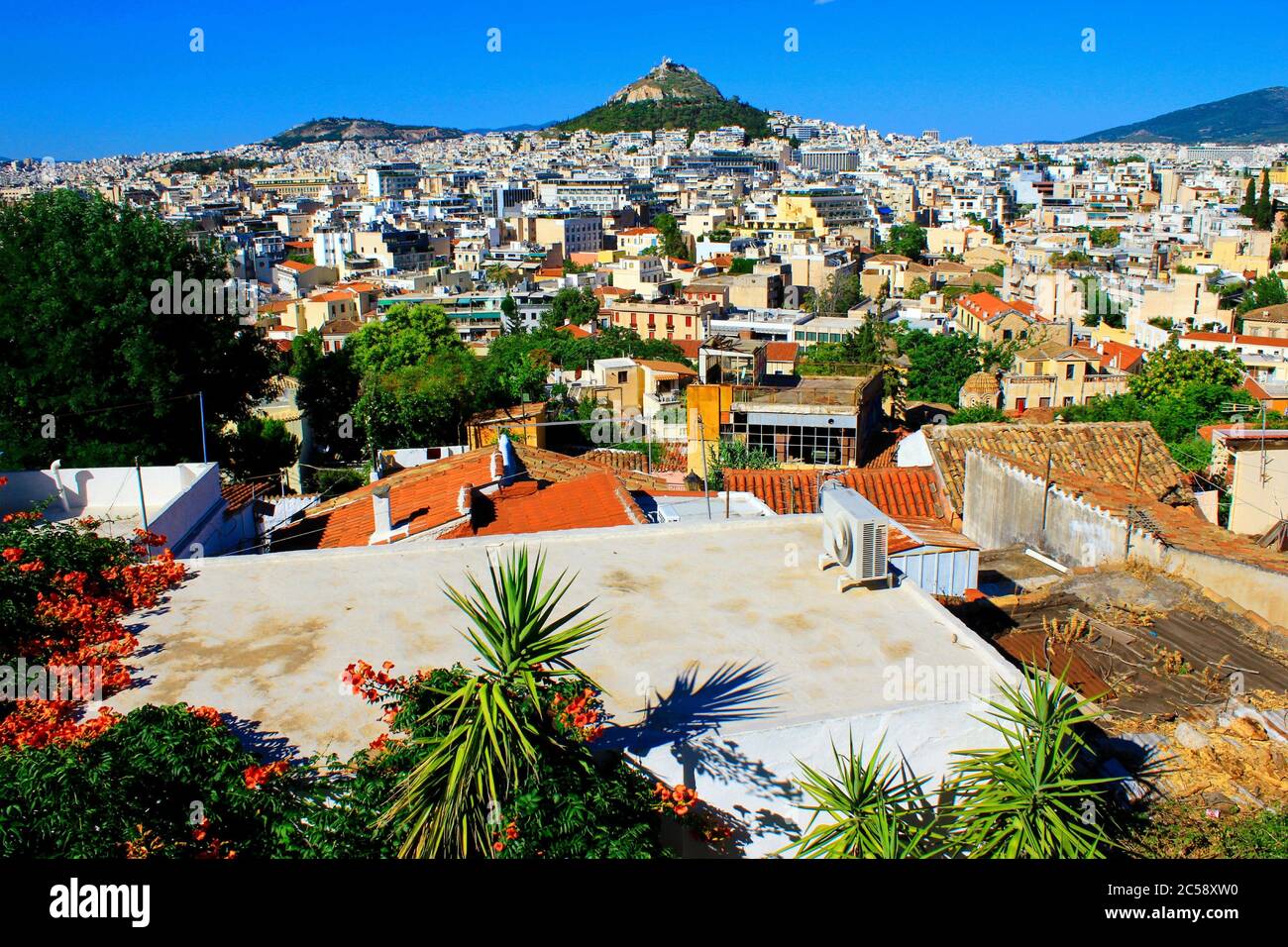 Grèce, Athènes, juin 16 2020 - Athènes vue sur la ville depuis la région d'Anafiotika dans le quartier de Plaka avec la colline de Lycabetus en arrière-plan. Banque D'Images