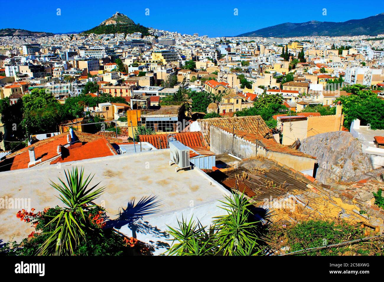 Grèce, Athènes, juin 16 2020 - Athènes vue sur la ville depuis la région d'Anafiotika dans le quartier de Plaka avec la colline de Lycabetus en arrière-plan. Banque D'Images