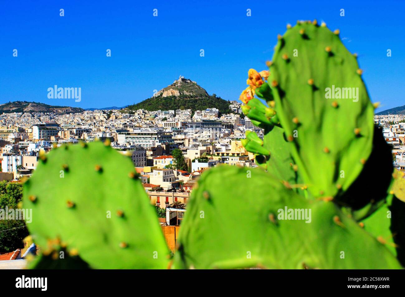 Grèce, Athènes, juin 16 2020 - Athènes vue sur la ville depuis la région d'Anafiotika dans le quartier de Plaka avec la colline de Lycabetus en arrière-plan. Banque D'Images