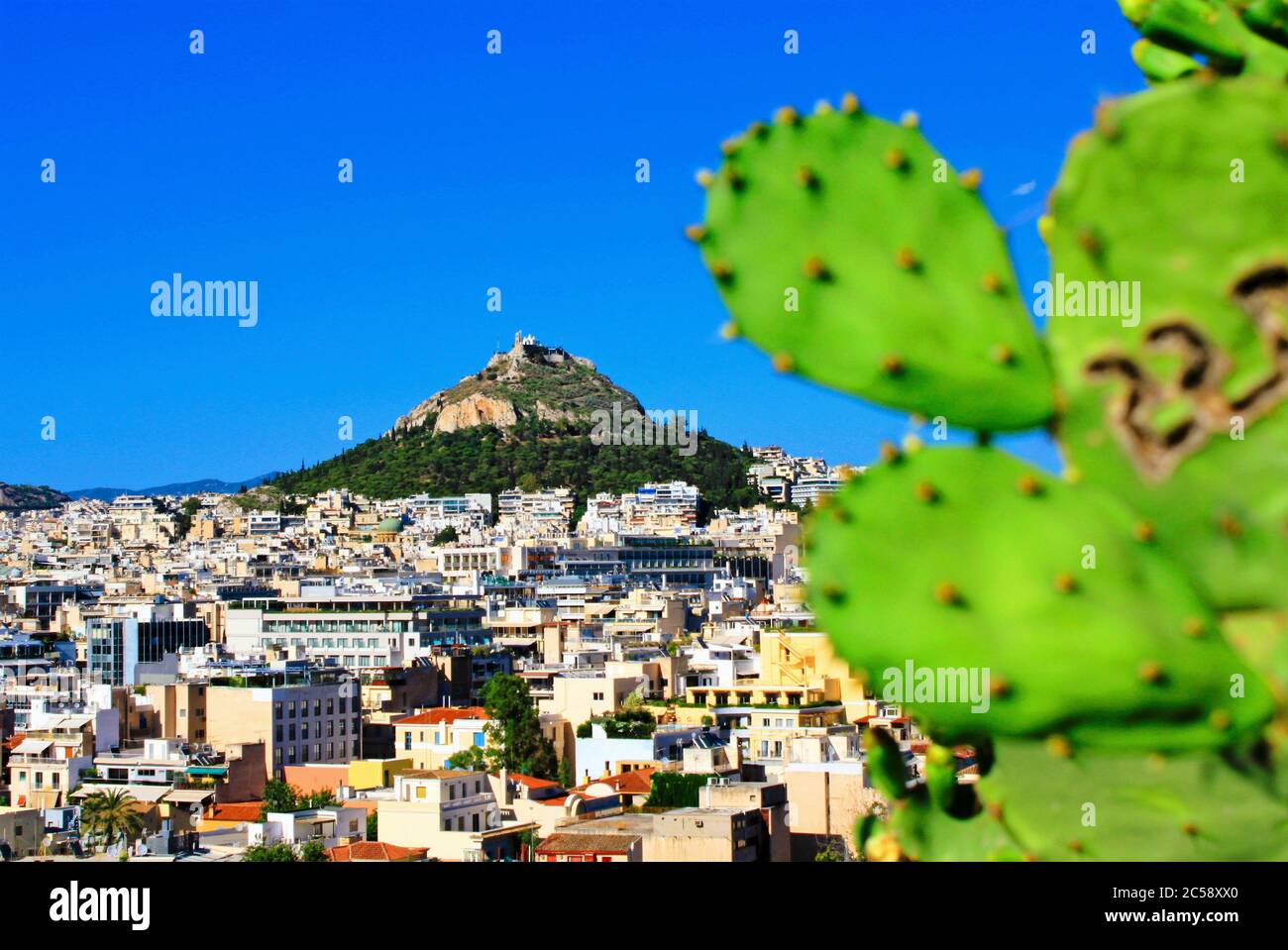 Grèce, Athènes, juin 16 2020 - Athènes vue sur la ville depuis la région d'Anafiotika dans le quartier de Plaka avec la colline de Lycabetus en arrière-plan. Banque D'Images