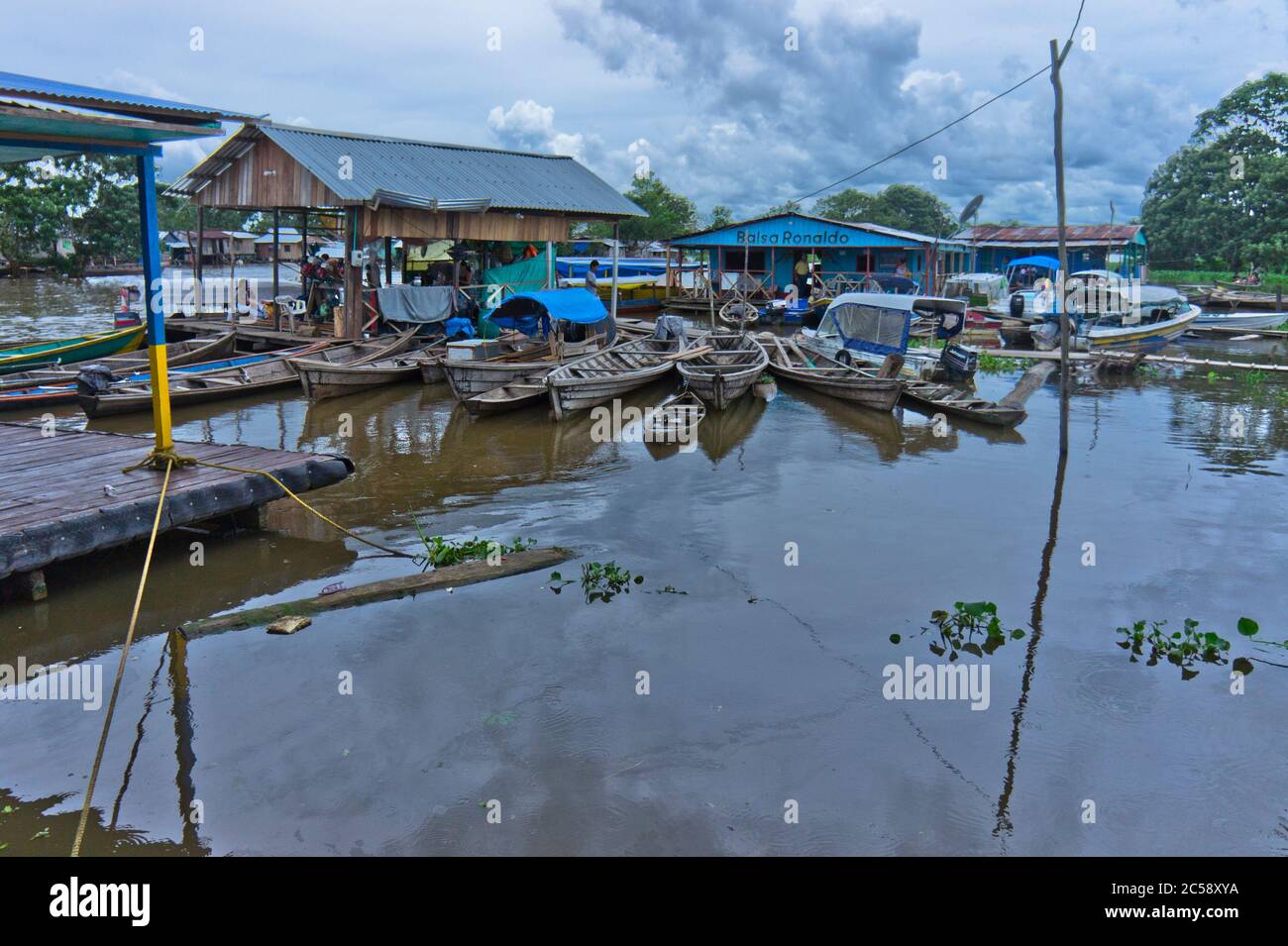 Petits bateaux de pêche dans la petite ville du bassin de l'Amazone, Colombie, Leticia Banque D'Images