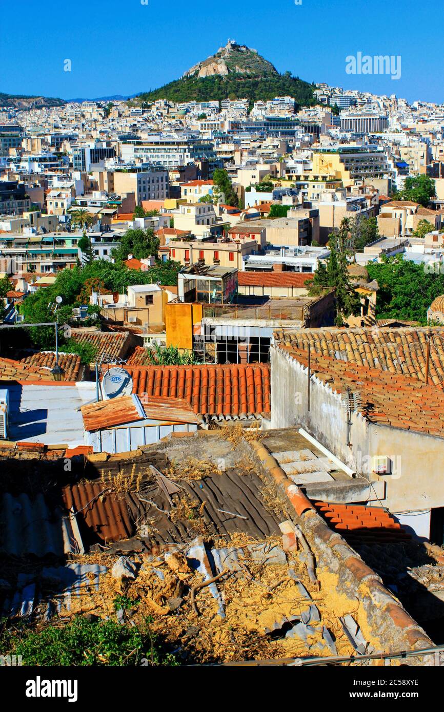 Grèce, Athènes, juin 16 2020 - Athènes vue sur la ville depuis la région d'Anafiotika dans le quartier de Plaka avec la colline de Lycabetus en arrière-plan. Banque D'Images
