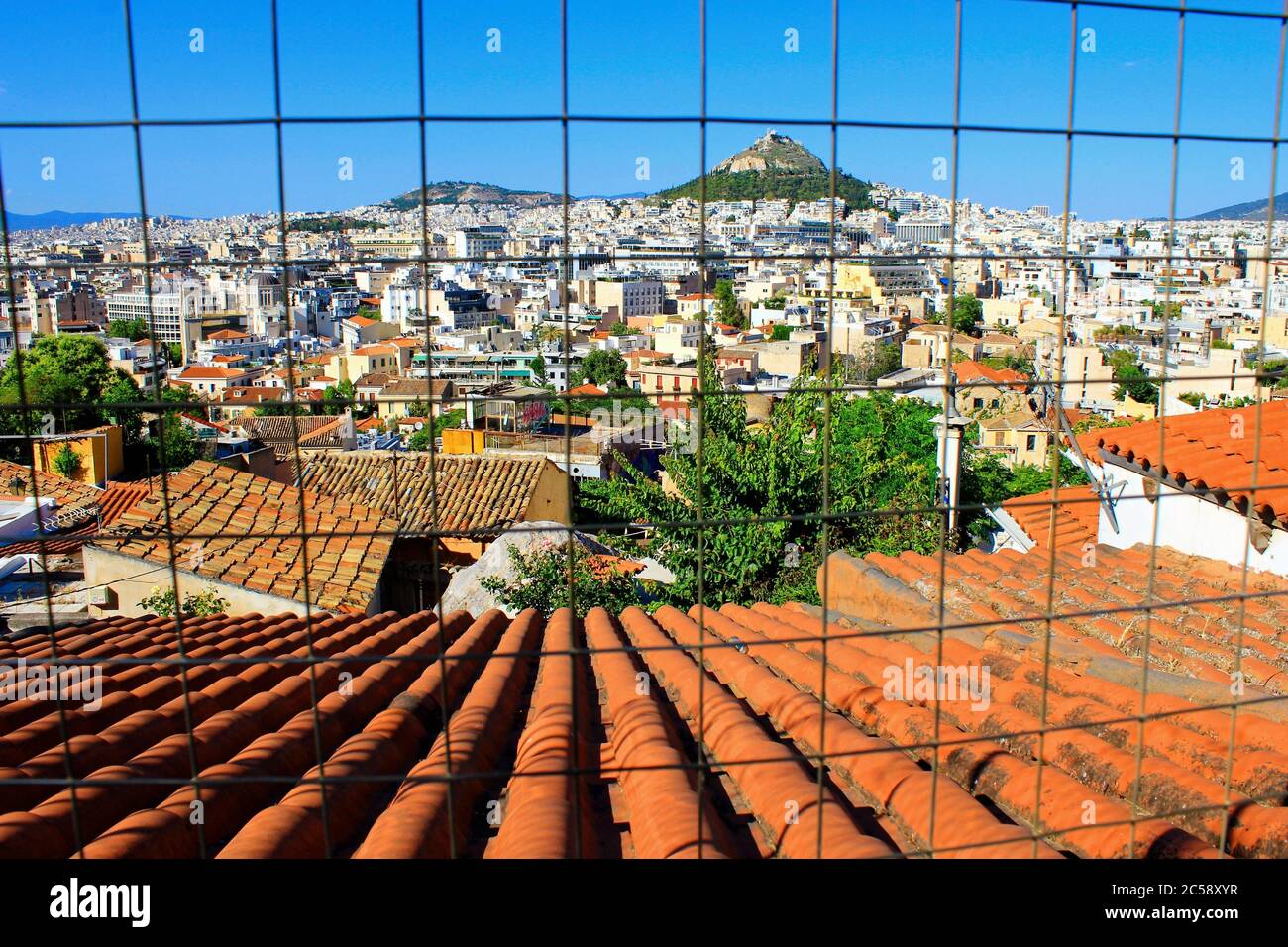 Grèce, Athènes, juin 16 2020 - Athènes vue sur la ville depuis la région d'Anafiotika dans le quartier de Plaka avec la colline de Lycabetus en arrière-plan. Banque D'Images