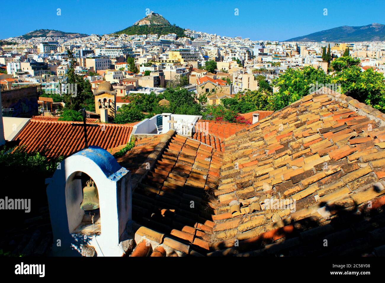 Grèce, Athènes, juin 16 2020 - Athènes vue sur la ville depuis la région d'Anafiotika dans le quartier de Plaka avec la colline de Lycabetus en arrière-plan. Banque D'Images