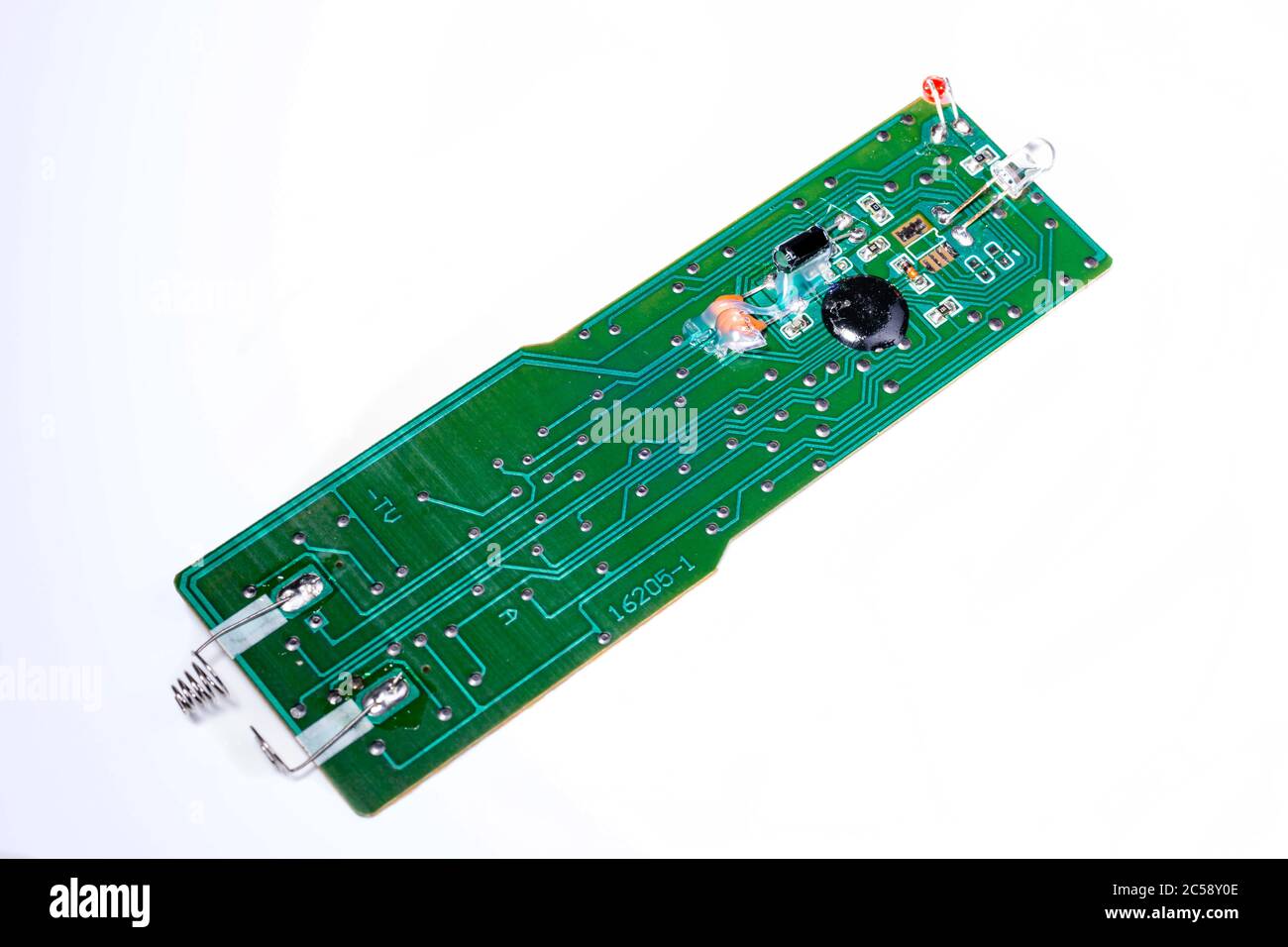 Carte électronique avec diodes. Souder les composants électroniques. Partie de la transaction. Circuits intégrés et diodes. Banque D'Images