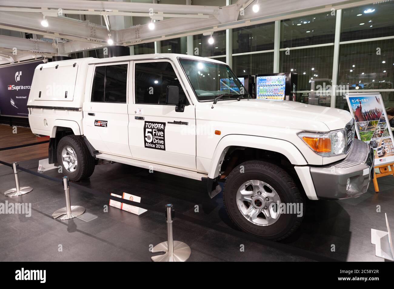 Odaiba, Tokyo, Japon - 2 janvier 2020: Toyota City Showcase Mega Web Palette Town. Pick-up 4x4 blanc Toyota Land Cruiser 70 à cabine double. Banque D'Images