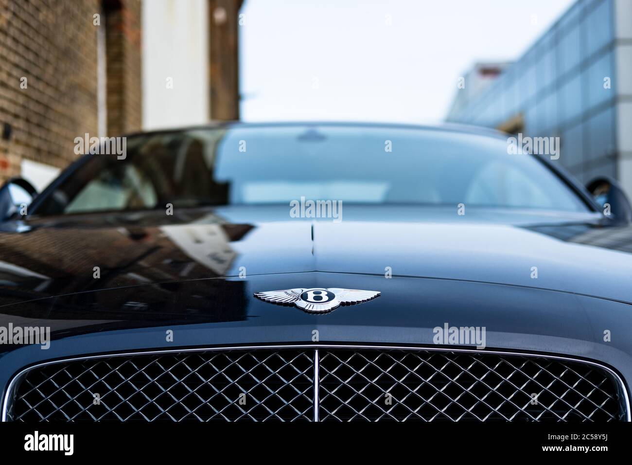 Perte-vers le haut, peu profonde de l'accent d'un célèbre logo de voiture de luxe britannique, vu sur l'avant d'une nouvelle voiture de sport, deux portes. Banque D'Images