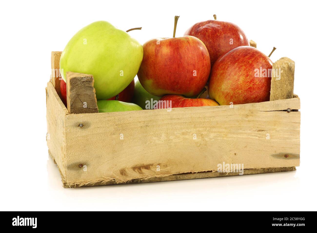 assortiment de pommes fraîches dans une caisse en bois sur fond blanc Banque D'Images