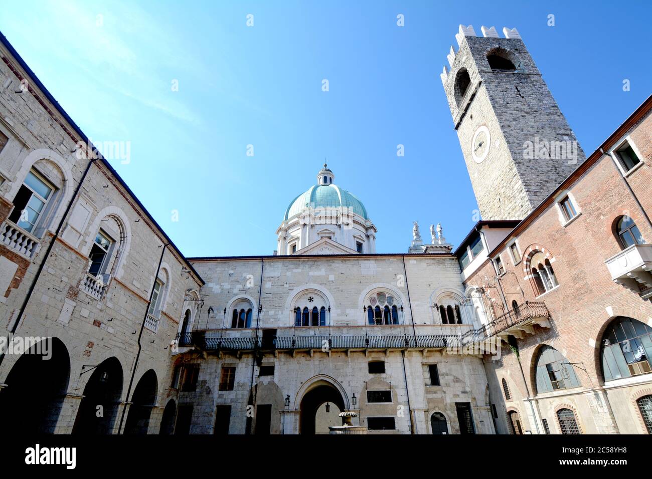Le palais de Broletto, qui est maintenant l'office public de l'hôtel de ville de Brescia, est très ancien et est en architecture romane. Le dôme du Duomo pr Banque D'Images