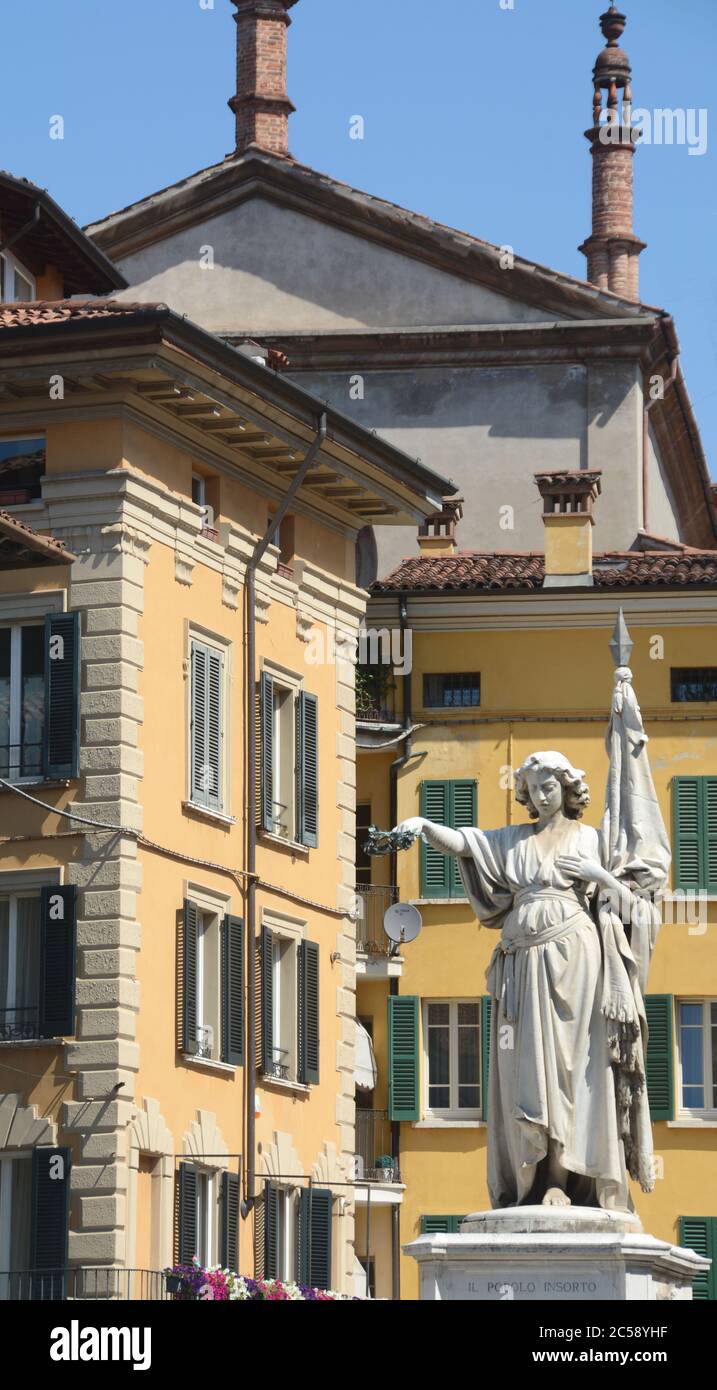 Brescia est une belle ville de Lombard à proximité du lac de Garde où le monument dédié aux dix jours de Brescia est sur la Piazza della Loggia Banque D'Images