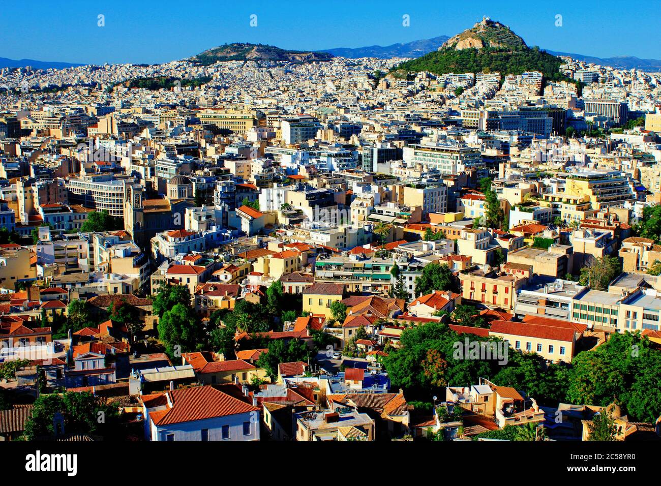 Grèce, Athènes, juin 16 2020 - Athènes vue sur la ville depuis la région d'Anafiotika dans le quartier de Plaka avec la colline de Lycabetus en arrière-plan. Banque D'Images