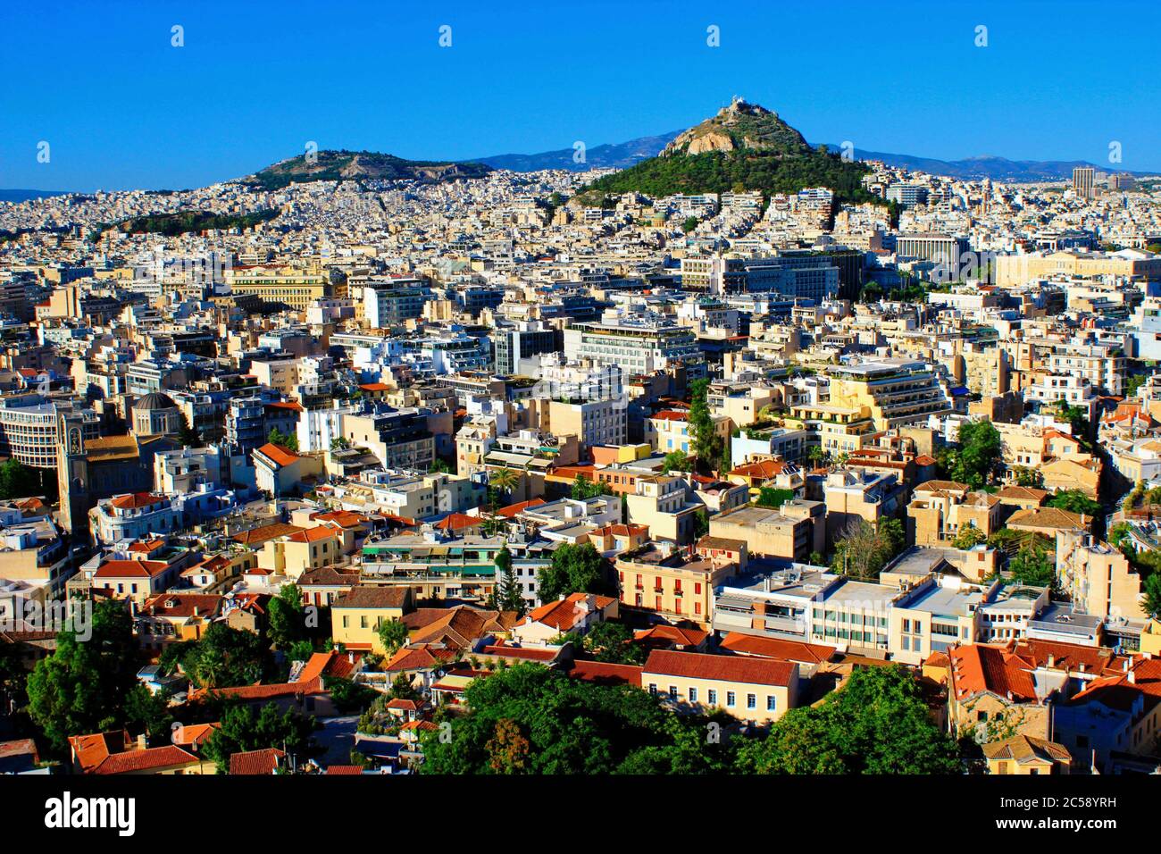 Grèce, Athènes, juin 16 2020 - Athènes vue sur la ville depuis la région d'Anafiotika dans le quartier de Plaka avec la colline de Lycabetus en arrière-plan. Banque D'Images