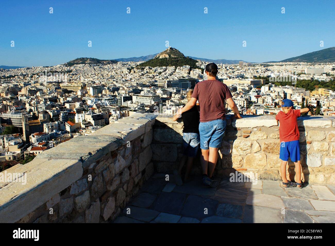 Grèce, Athènes, juin 16 2020 - les premiers touristes allemands visitent la colline de l'Acropole après l'ouverture de la Grèce pour les touristes étrangers le 15 juin. Le tourisme a Banque D'Images