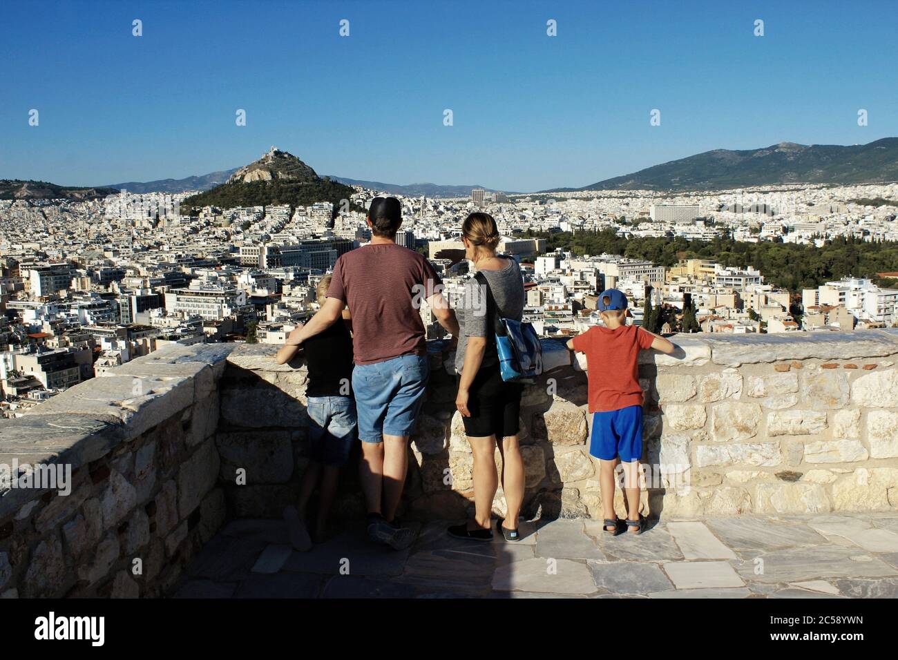 Grèce, Athènes, juin 16 2020 - les premiers touristes allemands visitent la colline de l'Acropole après l'ouverture de la Grèce pour les touristes étrangers le 15 juin. Le tourisme a Banque D'Images